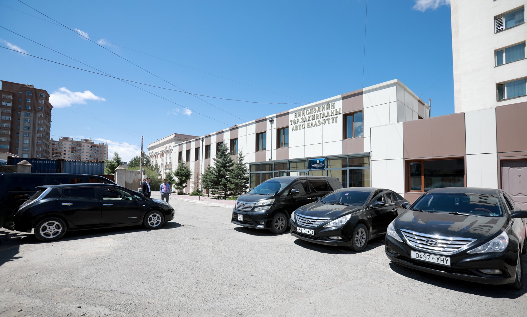 Нийслэлийн албан тушаалтнуудын автомашиныг хурааж эхэллээ.