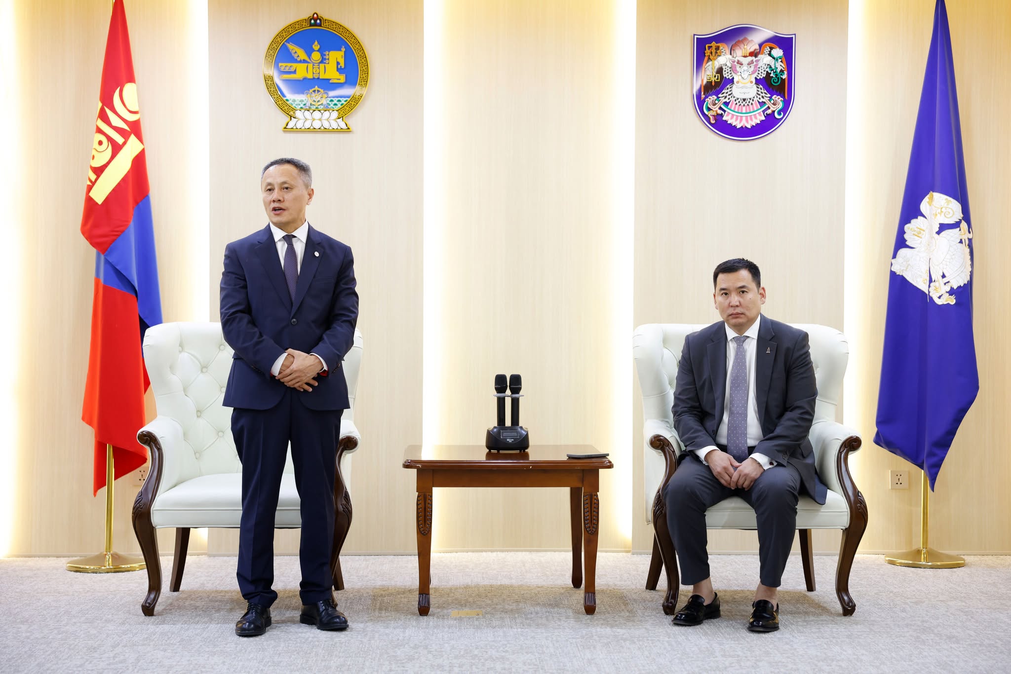 Нийслэлийн нутгийн захиргааны байгууллагын 18 албан хаагчид Албан тушаалын орон сууц ашиглуулах батламж, түлхүүр гардууллаа