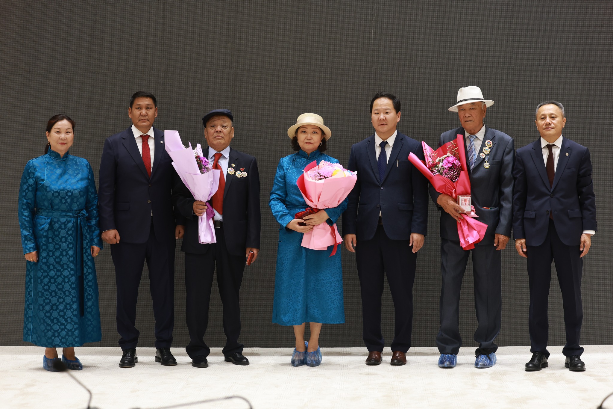 Нийслэлийн Төр захиргааны авто баазын албан хаагчдад төрийн дээд одон медаль гардууллаа